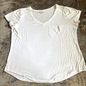 Maurice’s - white V-neck tee with front pocket. SZ XL